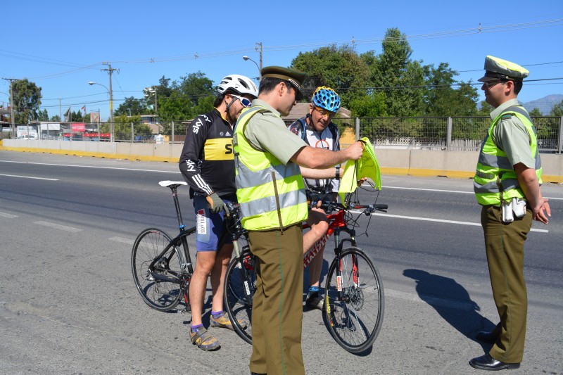 Entregan mochilas reflectantes a ciclistas y peatones