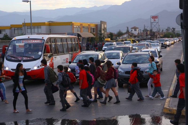 Retorno a clases: habrá carabineros en puntos críticos y autoridades llaman a compartir el vehículo