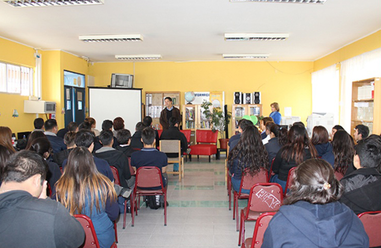 Imparten clases de conducción vial a alumnos del Liceo de Machalí