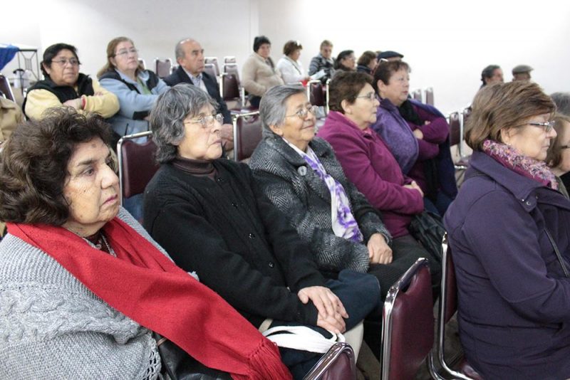Adultos mayores participan de charla sobre cómo detectar y denunciar la violencia intrafamiliar