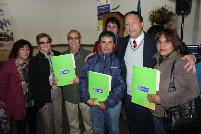 Entregan certificados de regularización de vivienda a familias machalinas