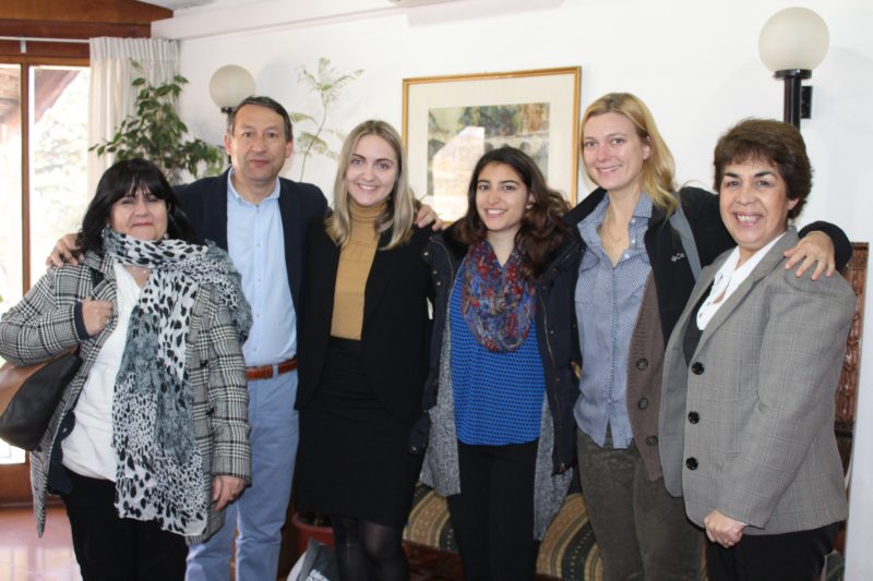 Alumnas de intercambio llegan a enseñar inglés a colegios municipales