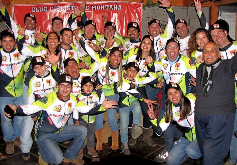 Integrantes del Club Biker Gold de Machalí recibieron su tricota de competencia