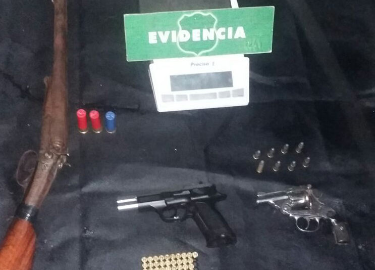 Incautan tres armas de fuego a pistolero que además mantenía una plantación indoor de marihuana