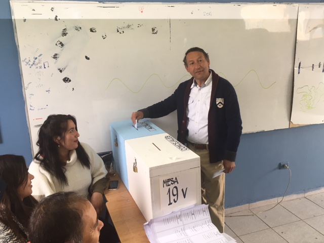 José Miguel Urrutia se muestra confiado tras votar en el Liceo de Machalí
