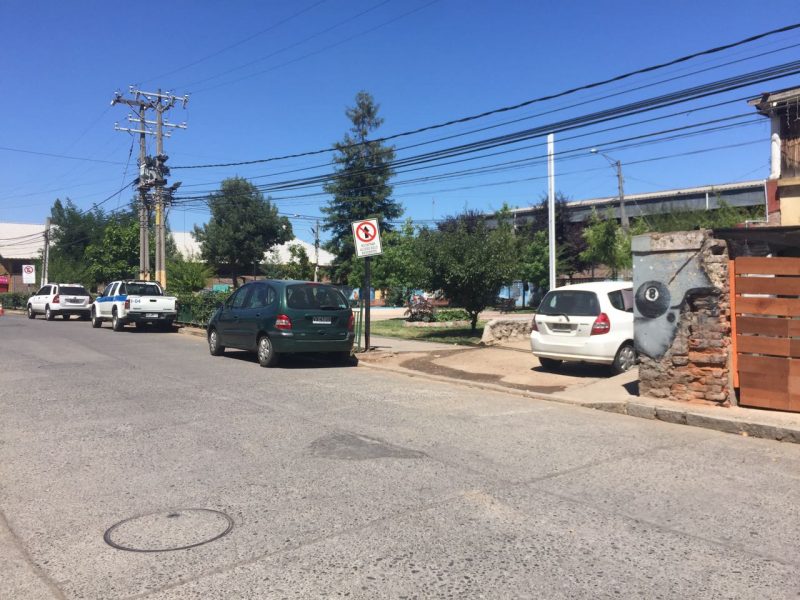 Intimidan a mujer para robarle su auto en la Plaza de Los Niños