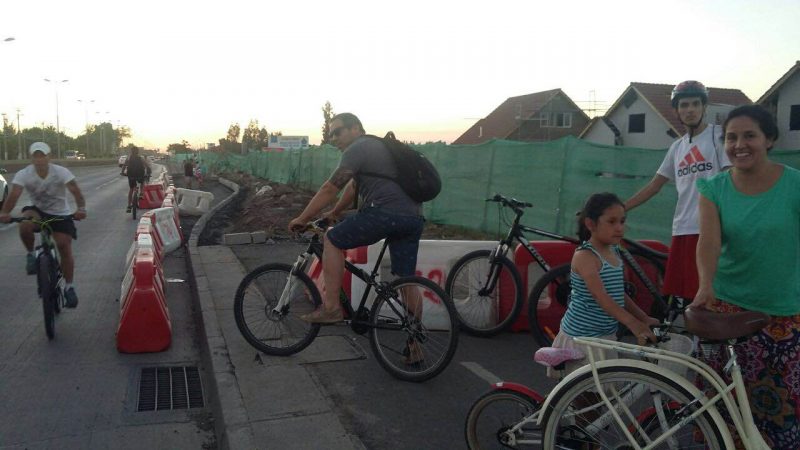 Molestia genera corte de ciclovia en Av San Juan.