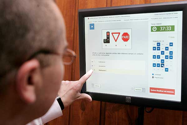 Denuncian actuar de falso funcionario municipal que cobra por licencias de conducir
