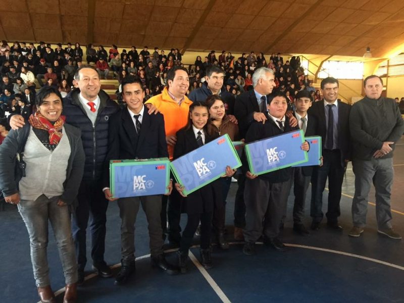 Alumnos de 7º básico de Machalí recibieron su computador