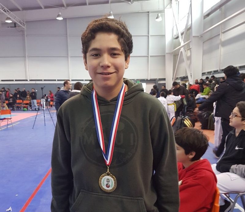 Joven karateca machalino gana medalla de oro y sueña con la Selección Nacional