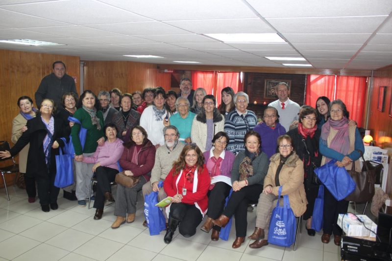 Capacitan a adultos mayores en terapias complementarias