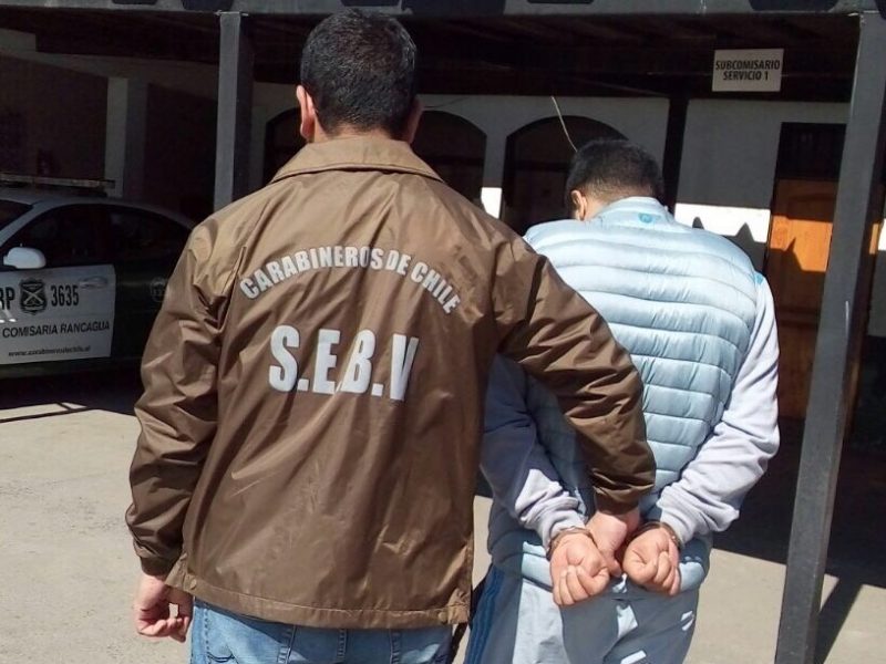 Joven antisocial mantenía 3 órdenes de detención y fue capturado cuando paseaba con su polola