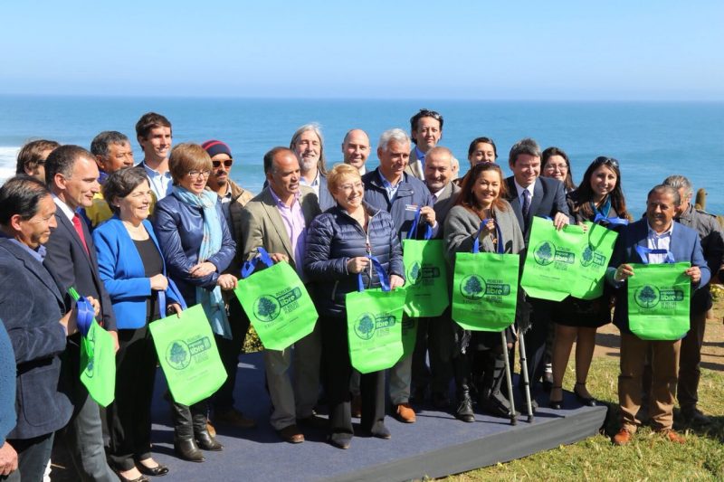 En Pichilemu se firma proyecto de ley que busca prohibir bolsas plásticas en comunas costeras