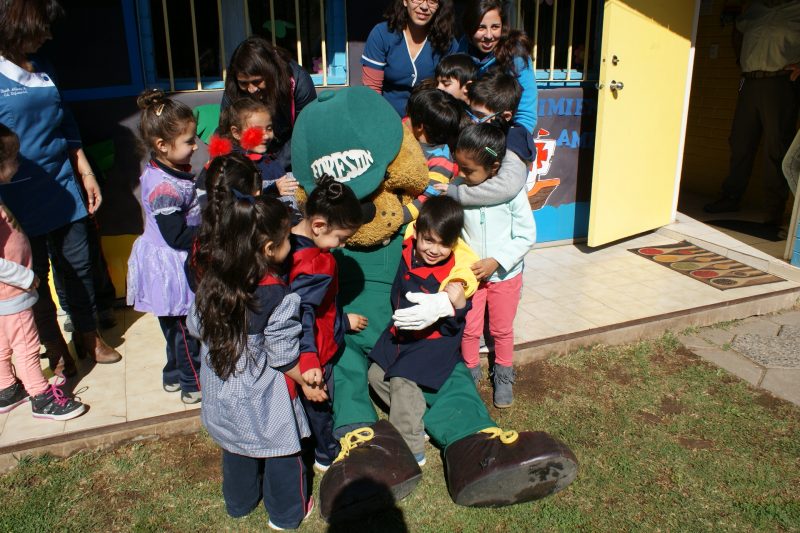 Forestín visitó el Colegio de Lenguaje Los Brujitos de Machalí