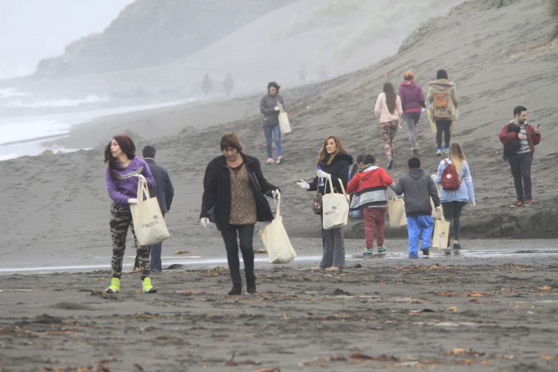 Más de 100 personas limpian la playa de Pichilemu bajo la modalidad “Trash Money”
