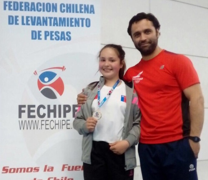 Pequeña machalina se corona campeona nacional de levantamiento de pesas