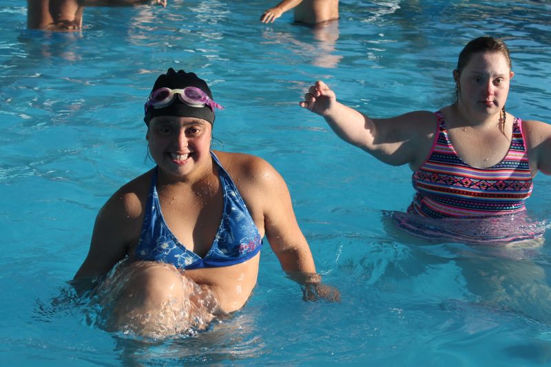 Piscina municipal ofrece talleres para personas con capacidades diferentes