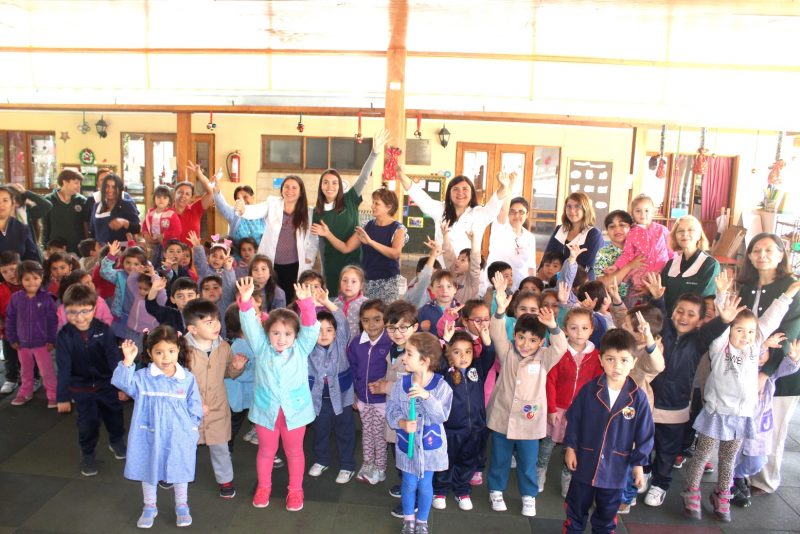 A través de la magia educan a preescolares machalinos en salud dental