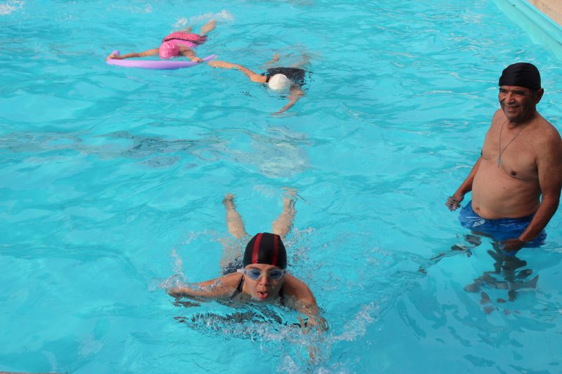 Cursos de natación para personas con capacidades diferentes se realizan en las piscinas de Rancagua