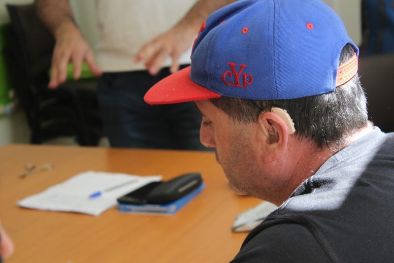 Machalinos son beneficiados con la entrega gratuita de audífonos