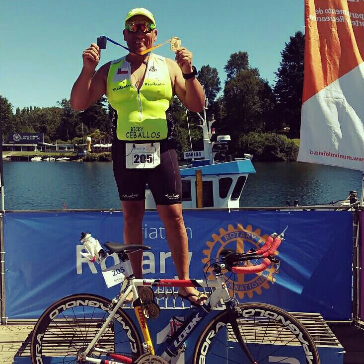 Machalino Ricardo Ceballos se sube a lo más alto del podio en el triatlón de Valdivia