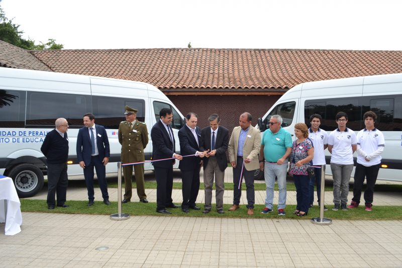 Mineduc entrega dos modernos vehículos para el transporte de estudiantes de Peralillo