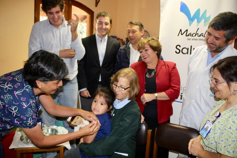 Autoridades regionales refuerzan campaña de vacunación contra la Influenza en terreno junto a Salud Machalí