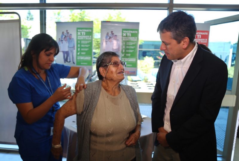 Intendente y autoridades de salud lanzan campaña de vacunación contra la influenza