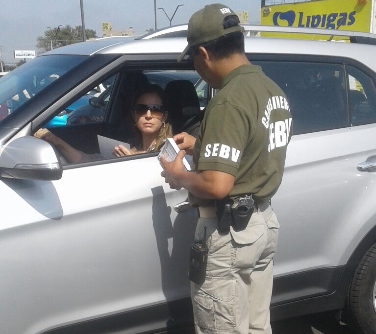 Carabineros de la SEBV realizan campaña preventiva a automovilistas