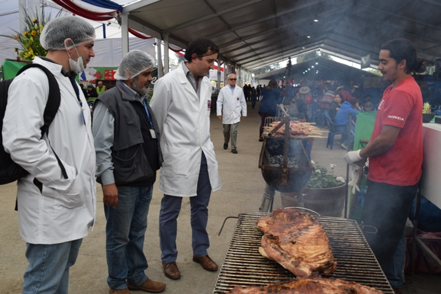 Seremi de Salud fiscalizó puestos de comida en Medialuna de Rancagua