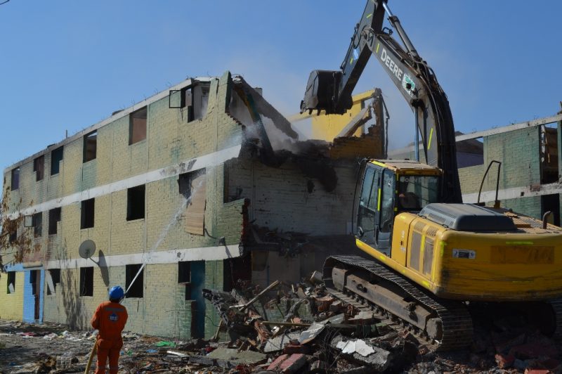 Inician demolición de 11 blocks de población Vicuña Mackenna de Rancagua