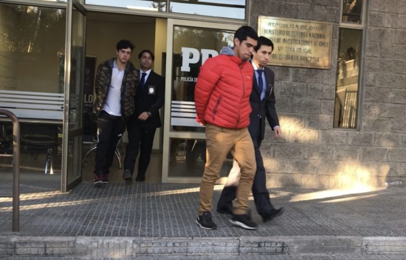 PDI detiene a dos sujetos que robaban celulares a escolares en moto