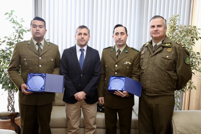 Distinguen a carabineros “héroes” que salvaron a  hombre de morir ahogado y de posterior hipotermia
