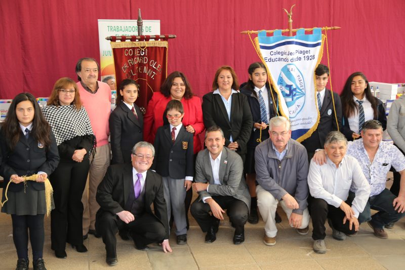 Intendente Masferrer acompaña a trabajadores de El Teniente en entrega de 500 sets de útiles escolares Intendente Masferrer acompaña a trabajadores de El Teniente en entrega de 500 sets de útiles escolares