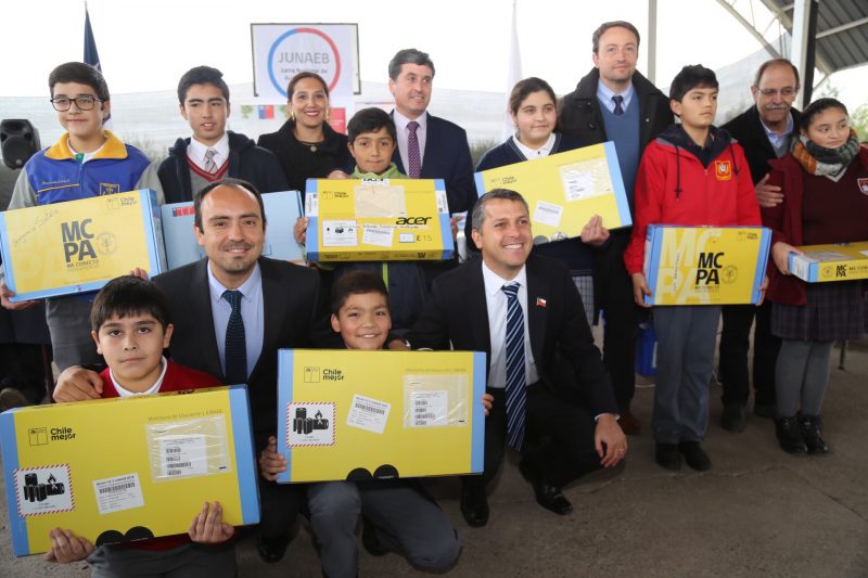 Intendente Masferrer inició entrega de computadores a más de 8.000 estudiantes de toda la Región