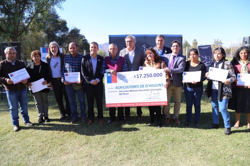 Intendente Masferrer entrega bono de apoyo a 178 pequeños agricultores de Rancagua