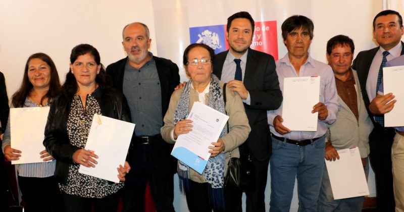 Familias reciben sus escrituras de manos del seremi de Vivienda Familias reciben sus escrituras de manos del seremi de Vivienda