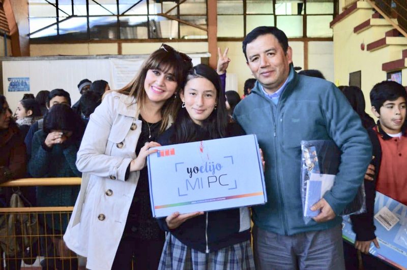 Más de 220 alumnos de Machalí recibieron su computador de regalo