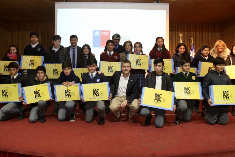 Intendente Masferrer entregó computadores a estudiantes de Las Cabras
