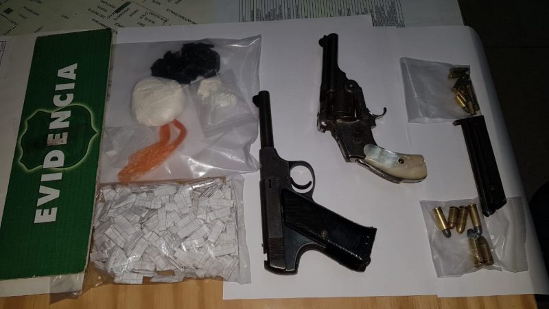 Detienen a sujeto que portaba dos armas de fuego y drogas