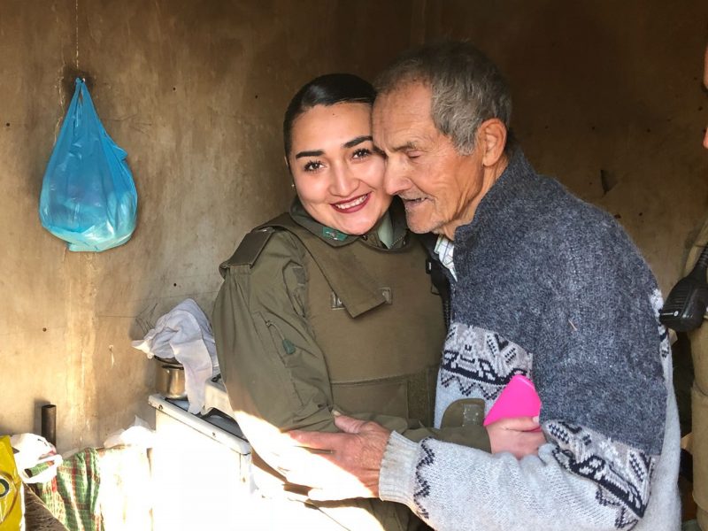 Carabineras de Machalí ayudan a abuelito que vive en situación de abandono