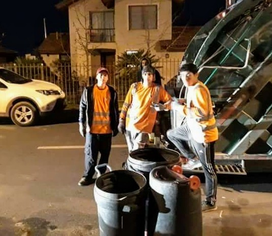 Recolectores de basura detienen a sujeto que intentó robar un auto
