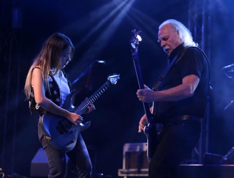 Joven machalina comparte escenario con Los Jaivas