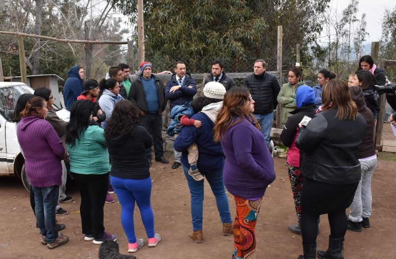 Seremi de Vivienda se reúne con familias de Población 12 de Febrero para buscar una solución habitacional