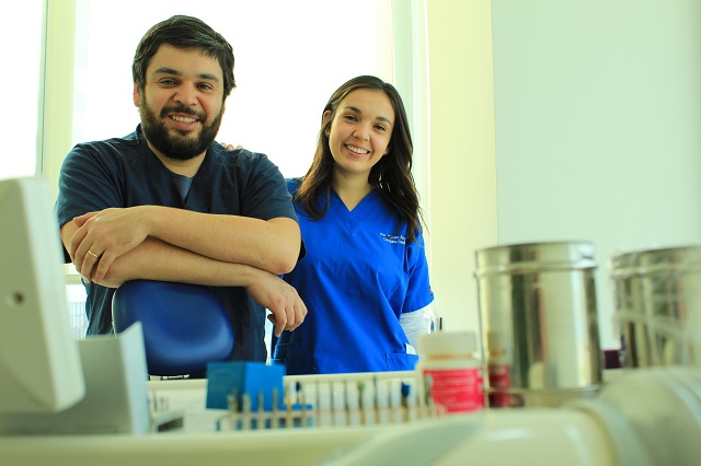 Hermanos dentistas unidos en la vocación y la solidaridad del Comité Santa María de El Teniente