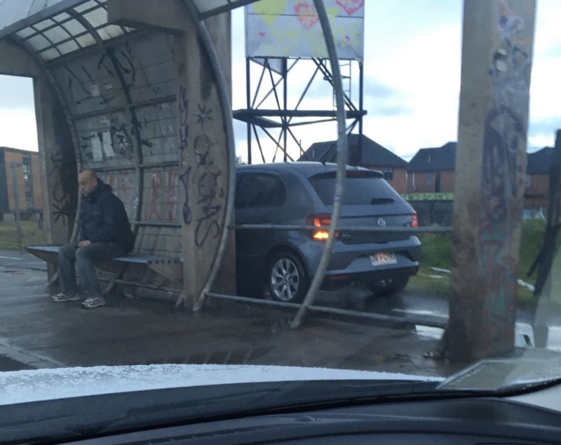 Automóvil usa la ciclovía para evitar el taco de Av. San Juan