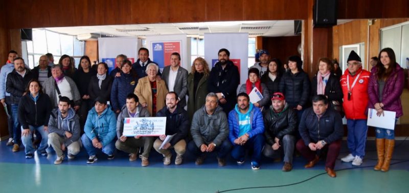 Intendente y Seremi del Deporte entregan más de $100 millones en proyectos deportivos