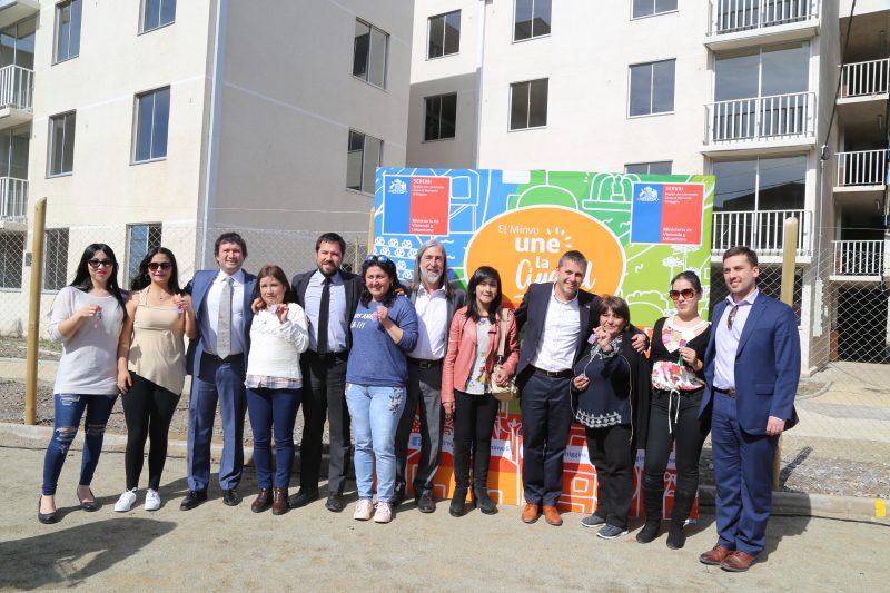 Intendente Masferrer lidera entrega de viviendas a familias de Robles de La Foresta de Rancagua