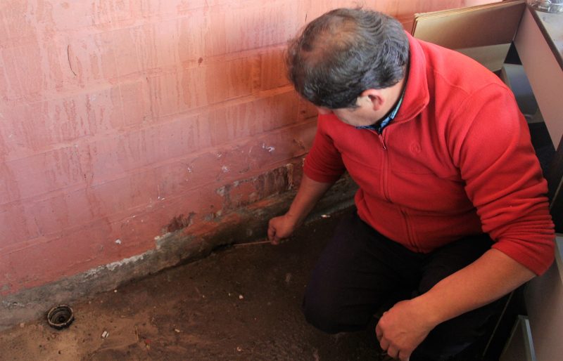 Familias de Villa Los Lagos denuncian anegamientos y humedad constante en sus casas