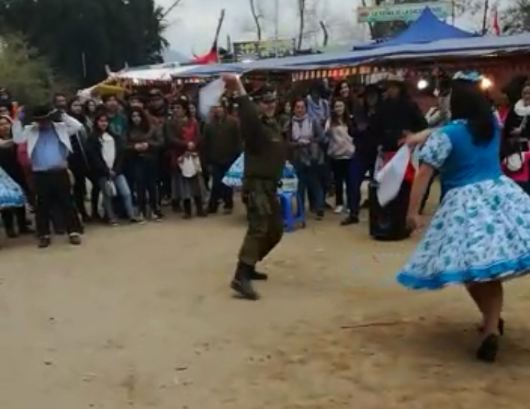 Carabinero se luce bailando cueca en las Fondas de Machalí